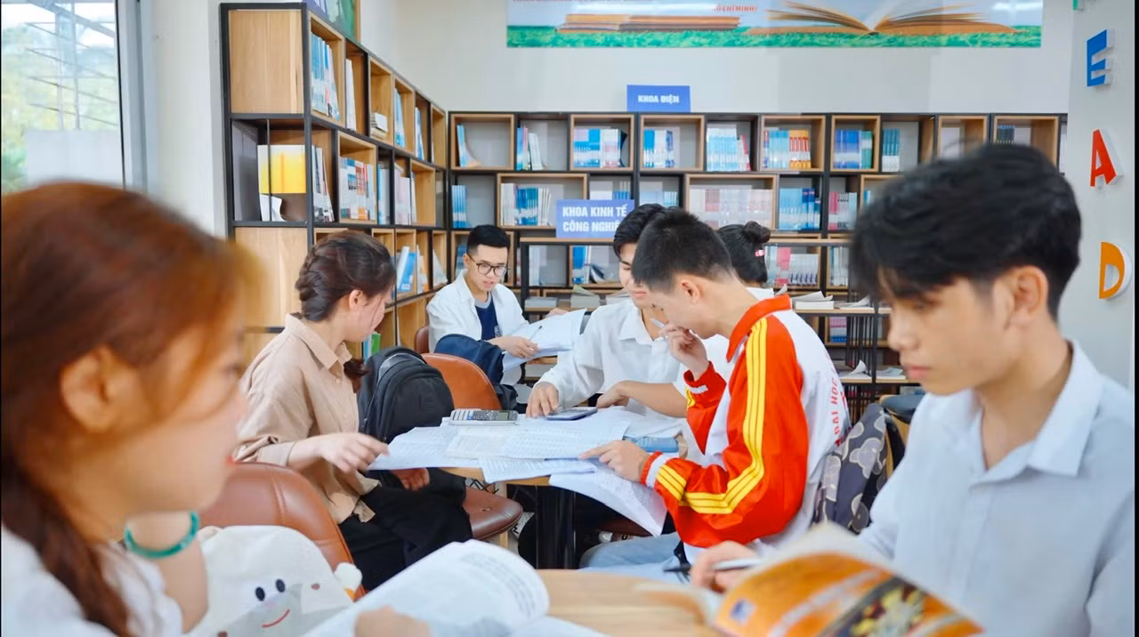 SV nganh QLCN, ĐHTN học tập trên thư viện.jpg