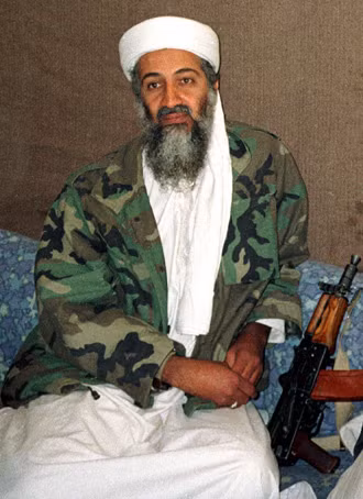 Osama bin Laden luôn để một cây súng AK bên mình
