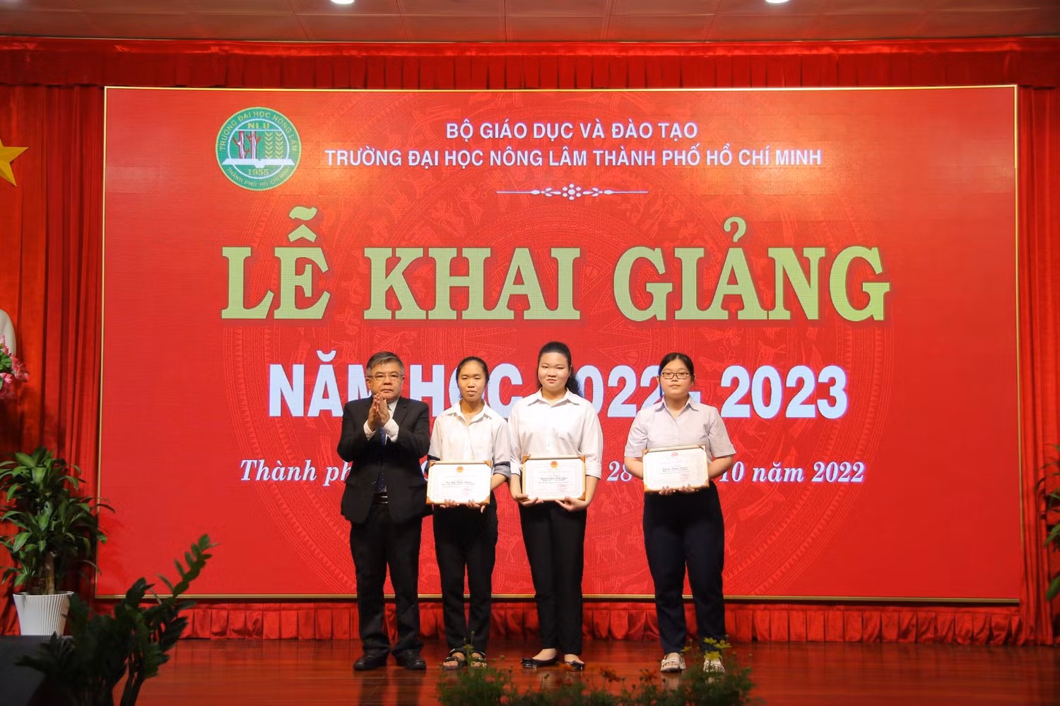 Phó Giáo sư Huỳnh Thanh Hùng trao tặng phần thưởng cho các sinh viên xuất sắc của trường (ảnh: NLU) Phó Giáo sư Huỳnh Thanh Hùng trao tặng phần thưởng cho các sinh viên xuất sắc của trường (ảnh: NLU)