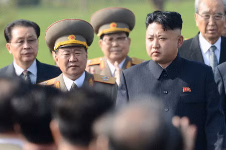 Vị trí đứng gần hay xa Kim Jong-un trong các hoạt động công cộng nói lên vị trí của một người trong bộ máy quyền lực Bình Nhưỡng.