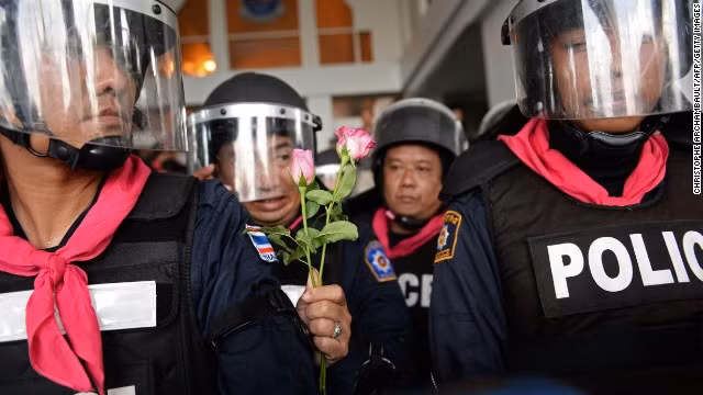 Bỏ vũ khí cầm hoa.
