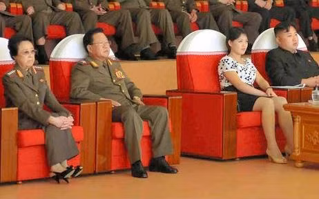 Bà cô Kim Kyong-hui, Phó nguyên soái Choe Ryong-hae và vợ chồng nhà lãnh đạo Kim Jong-un. Bà cô Kim Kyong-hui, Phó nguyên soái Choe Ryong-hae và vợ chồng nhà lãnh đạo Kim Jong-un.