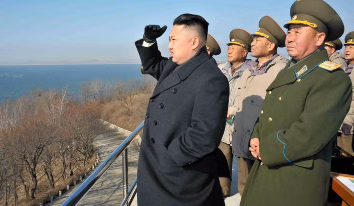 Kim Jong-un thị sát biên giới hai miền Triều Tiên. Kim Jong-un thị sát biên giới hai miền Triều Tiên.