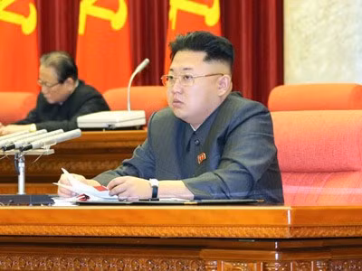Nhà lãnh đạo Kim Jong-un trong phiên họp Bộ Chính trị mở rộng ngày 8/12 tuyên bố cách mọi chức vụ, khai trừ đảng với Jang Song-thaek. Nhà lãnh đạo Kim Jong-un trong phiên họp Bộ Chính trị mở rộng ngày 8/12 tuyên bố cách mọi chức vụ, khai trừ đảng với Jang Song-thaek.