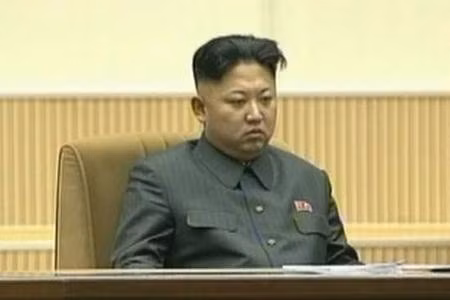 Vẻ mặt thất thần, hoảng hốt chưa từng thấy của ông Kim Jong-un trong ngày giỗ bố dấy lên nhiều đồn đoán trong dư luận. Vẻ mặt thất thần, hoảng hốt chưa từng thấy của ông Kim Jong-un trong ngày giỗ bố dấy lên nhiều đồn đoán trong dư luận.