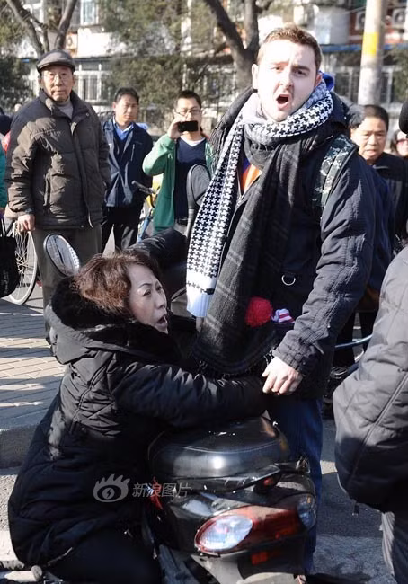 Người phụ nữ trung niên Trung Quốc tìm mọi cách ăn vạ khi va chạm với "Tây ba lô". Người phụ nữ trung niên Trung Quốc tìm mọi cách ăn vạ khi va chạm với "Tây ba lô".