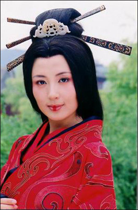 Nữ diễn viên Dương Đồng Thư từng gây ấn tượng mạnh với tạo hình công chúa Bình Dương trong bộ phim truyền hình Hán Vũ Đại Đế. Ánh mắt sắc sảo, kiểu tô son nửa môi ghi dấu ấn sâu đậm cho người xem. Nữ diễn viên Dương Đồng Thư từng gây ấn tượng mạnh với tạo hình công chúa Bình Dương trong bộ phim truyền hình Hán Vũ Đại Đế. Ánh mắt sắc sảo, kiểu tô son nửa môi ghi dấu ấn sâu đậm cho người xem.