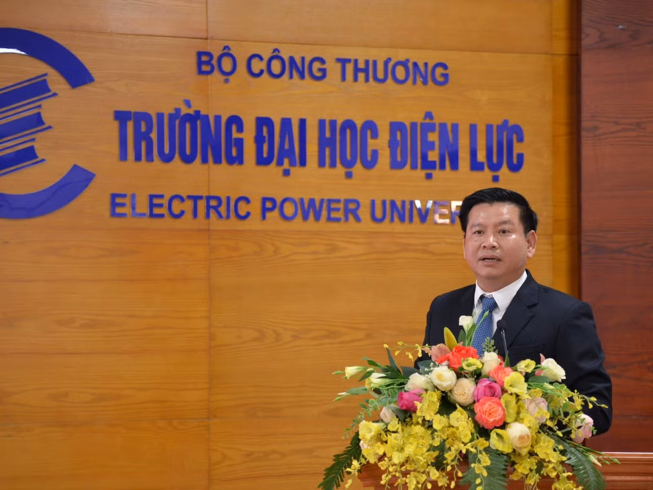 Phó Giáo sư, Tiến sĩ Đinh Văn Châu - Hiệu trưởng Trường Đại học Điện lực. Ảnh: NVCC.