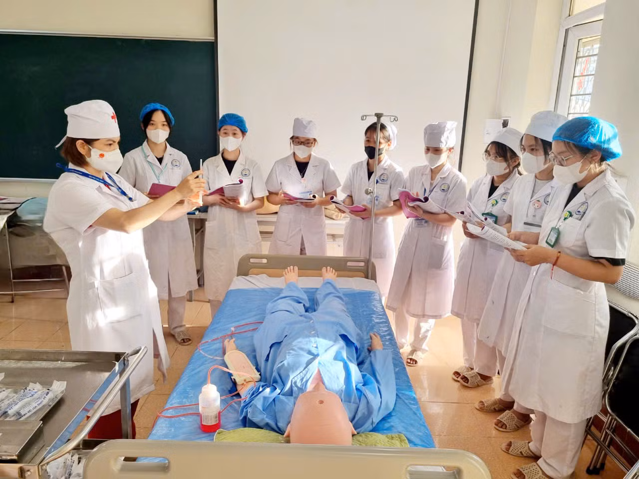 Sinh viên khoa Điều dưỡng, Trường Đại học Y - Dược (Đại học Thái Nguyên) trong giờ thực hành. Ảnh: NTCC.