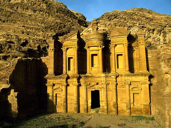 Petra, Tây Nam Jordan Nằm trên sườn núi Hor của Jordan, Petra nổi tiếng vì công trình kiến trúc kỳ lạ tạo ra bởi đền đài, lăng tẩm, nhà hát… được khắc sâu vào vách đá. Thành cổ nằm giấu mình trong dãy núi đá đỏ này là một tàn tích thực sự làm say đắm lòng người với hàng trăm lăng mộ được chạm khắc tinh vi trên vách đá. Sự pha trộn giữa kiến trúc phương Đông truyền thống và Hy lạp cổ của tàn tích được thể hiện rõ nét qua ngôi đền thờ từ thế kỷ 13, tu viện Ad Deir và ngôi đền mang tên kho báu Al Khazneh.
