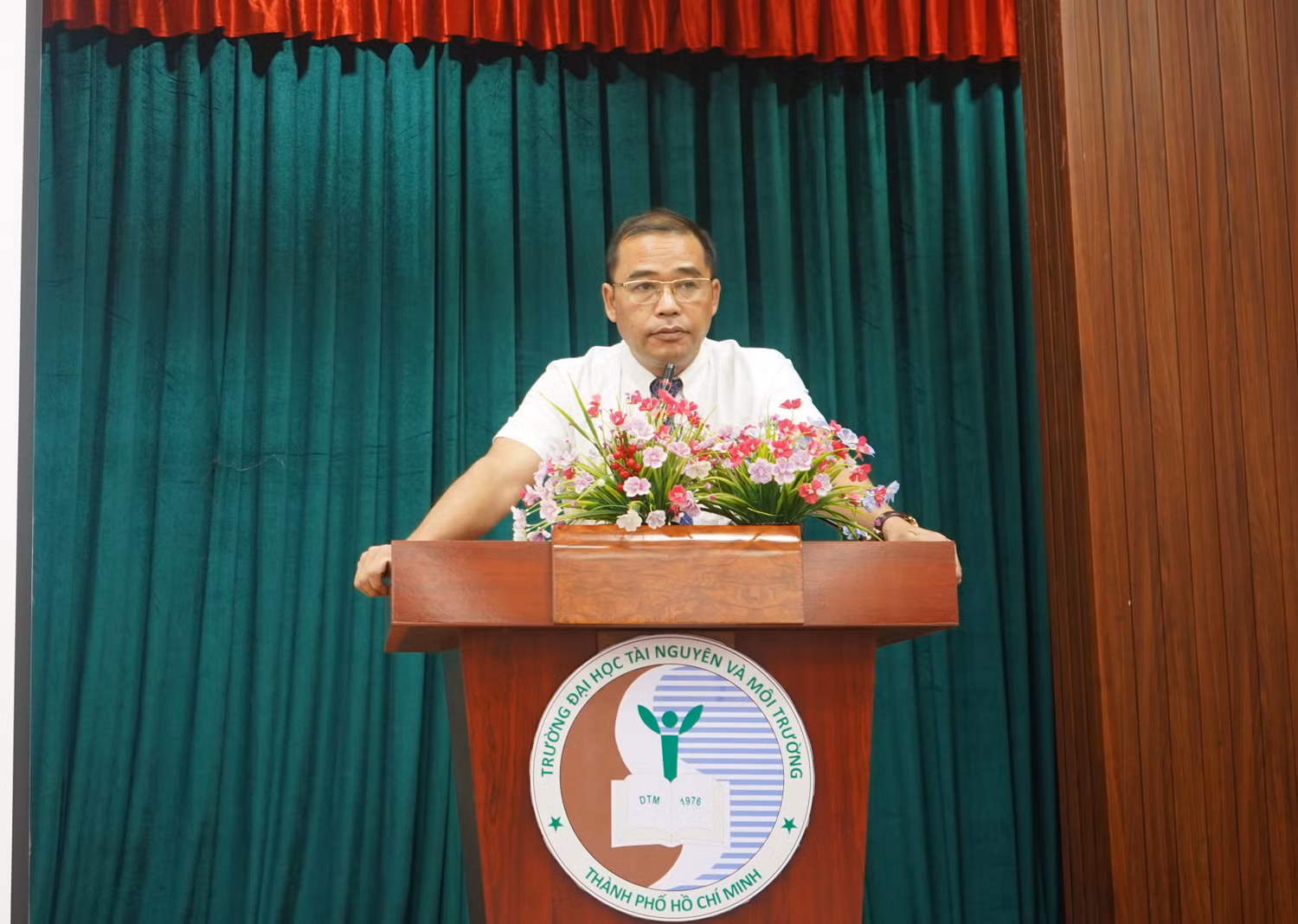 Phó Giáo sư, Tiến sĩ Huỳnh Quyền – Hiệu trưởng nhà trường cho biết, Trường Đại học Tài nguyên và Môi trường Thành phố Hồ Chí Minh. Ảnh trên website nhà trường Phó Giáo sư, Tiến sĩ Huỳnh Quyền – Hiệu trưởng nhà trường cho biết, Trường Đại học Tài nguyên và Môi trường Thành phố Hồ Chí Minh. Ảnh trên website nhà trường