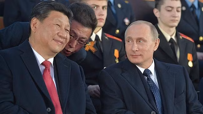 Tập Cận Bình và Putin thường xuyên "chụm đầu ghé tai" trao đổi trên lễ đài trong lễ duyệt binh 9/5.