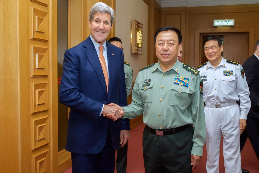 Phạm Trường Long được Tập Cận Bình đẩy ra tiếp John Kerry trước khi ông Bình gặp gỡ. Phạm Trường Long được Tập Cận Bình đẩy ra tiếp John Kerry trước khi ông Bình gặp gỡ.