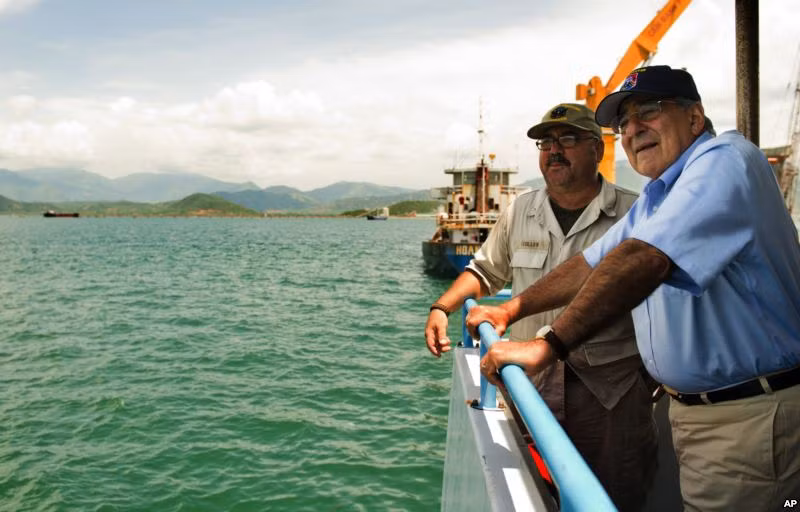 Bộ trưởng Quốc phòng Mỹ Leon Panetta thăm vịnh Cam Ranh năm 2012. Bộ trưởng Quốc phòng Mỹ Leon Panetta thăm vịnh Cam Ranh năm 2012.