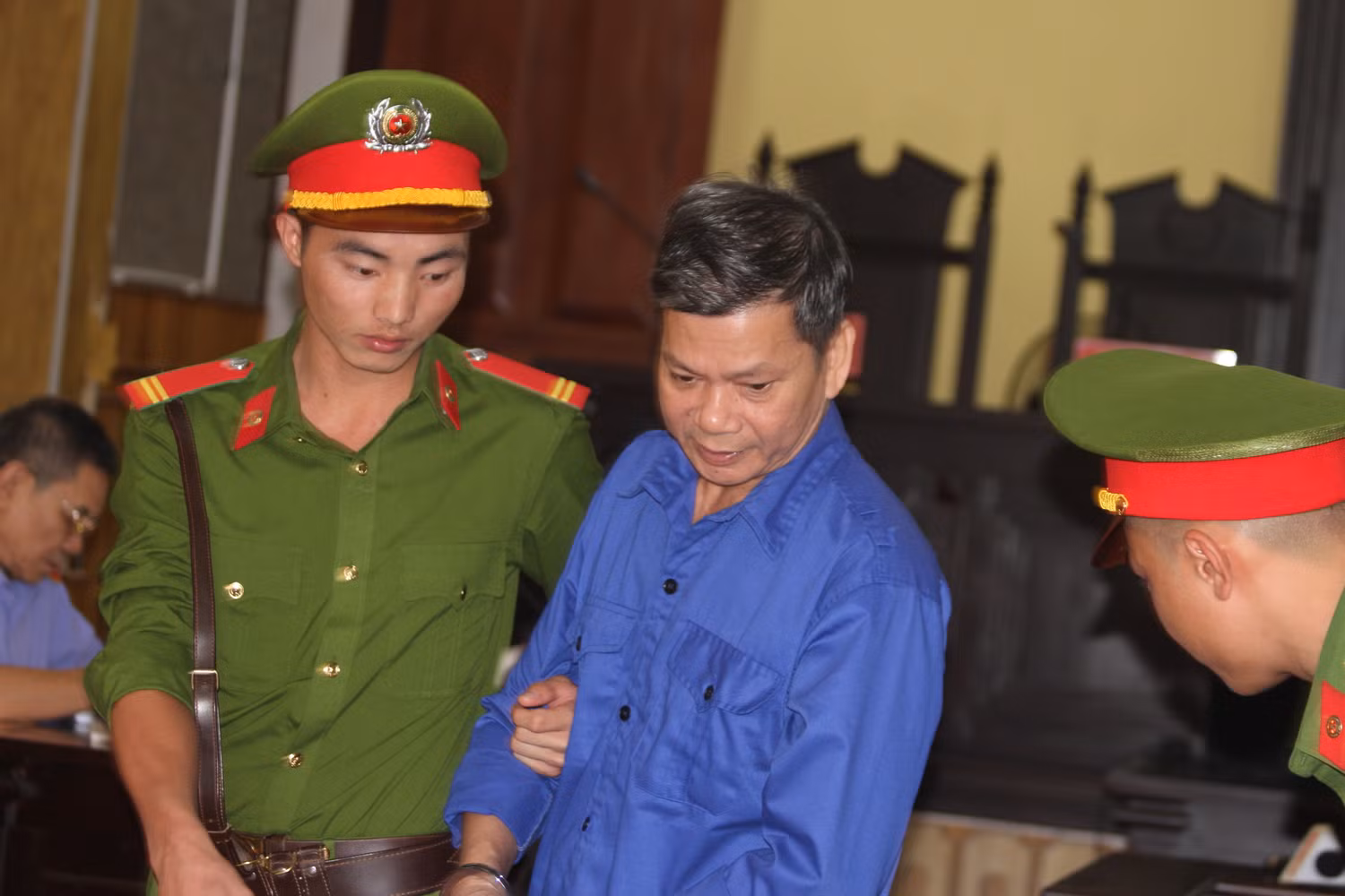 Bị cáo Lò Văn Huynh khai nhận cảm ơn của Lò Thị Trường 300 triệu đồng nhưng trả lại cho bà Trường sau 2 ngày. Ảnh: V.P. Bị cáo Lò Văn Huynh khai nhận cảm ơn của Lò Thị Trường 300 triệu đồng nhưng trả lại cho bà Trường sau 2 ngày. Ảnh: V.P.