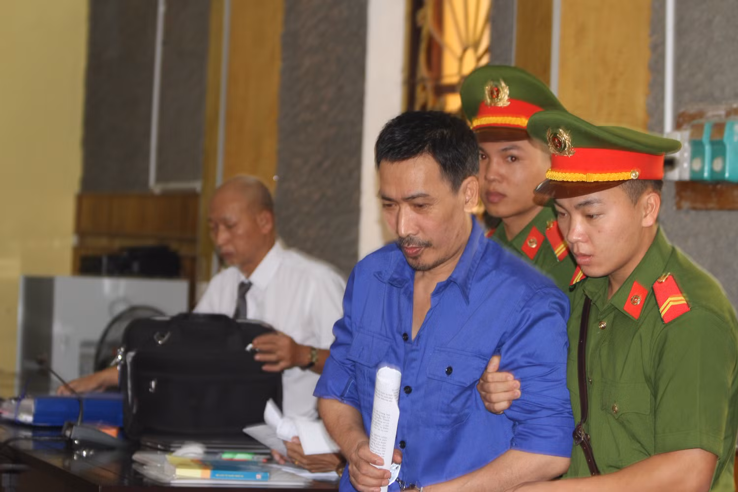 Bị cáo Thủy khai sửa điểm, nâng điểm cho thí sinh vì tình cảm, quan hệ đồng nghiệp, không có mục đích nhận tiền. Ảnh: Vũ Phương. Bị cáo Thủy khai sửa điểm, nâng điểm cho thí sinh vì tình cảm, quan hệ đồng nghiệp, không có mục đích nhận tiền. Ảnh: Vũ Phương.