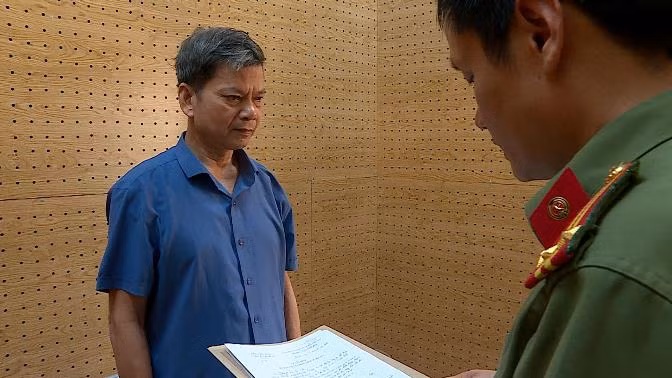 Cơ quan An ninh điều tra ra quyết định khởi tố bổ sung quyết định khởi tố bị can đối với Lò Văn Huynh - Nguyên Trưởng phòng khảo thí và quản lý giáo dục, Sở Giáo dục và Đào tạo tỉnh Sơn La. Ảnh: Bộ Công an. Cơ quan An ninh điều tra ra quyết định khởi tố bổ sung quyết định khởi tố bị can đối với Lò Văn Huynh - Nguyên Trưởng phòng khảo thí và quản lý giáo dục, Sở Giáo dục và Đào tạo tỉnh Sơn La. Ảnh: Bộ Công an.