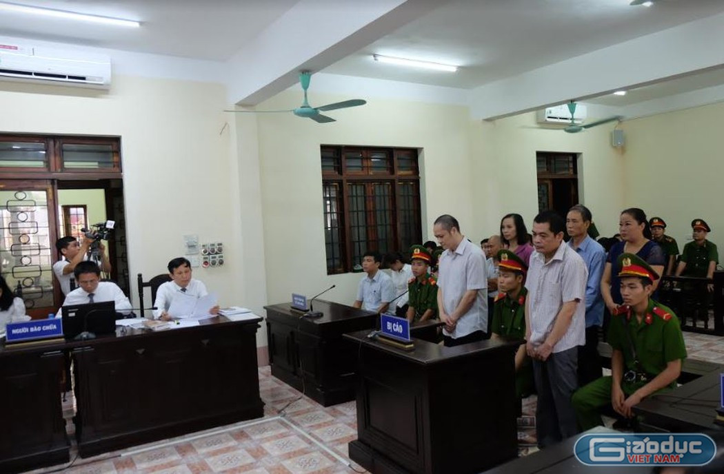 Phiên tòa xét xử công khai vụ gian lận thi tại Hà Giang năm 2019 đã phải hoãn vì vắng quá nhiều nhân chứng quan trọng, người liên quan trong đó có cả những phụ huynh có con được nâng điểm thi. Ảnh: Lại Cường. Phiên tòa xét xử công khai vụ gian lận thi tại Hà Giang năm 2019 đã phải hoãn vì vắng quá nhiều nhân chứng quan trọng, người liên quan trong đó có cả những phụ huynh có con được nâng điểm thi. Ảnh: Lại Cường.