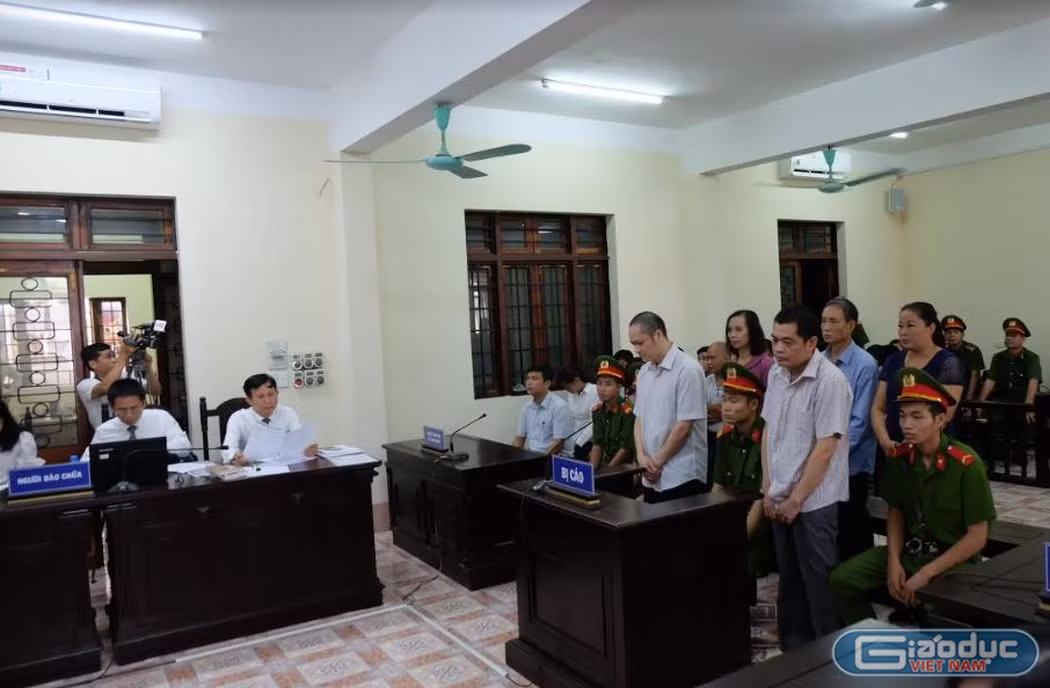 Phiên tòa xét xử công khai vụ gian lận thi tại Hà Giang năm 2019 đã phải hoãn vì vắng quá nhiều nhân chứng quan trọng, người liên quan trong đó có cả những phụ huynh có con được nâng điểm thi. Ảnh: Lại Cường.