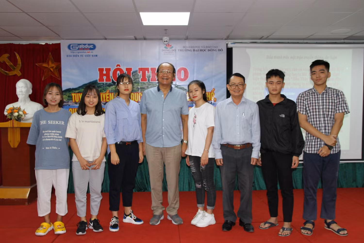 Lãnh đạo nhà trường, sinh viên chụp ảnh lưu niệm với diễn giả Trần Công Trục. Ảnh: Vũ Phương