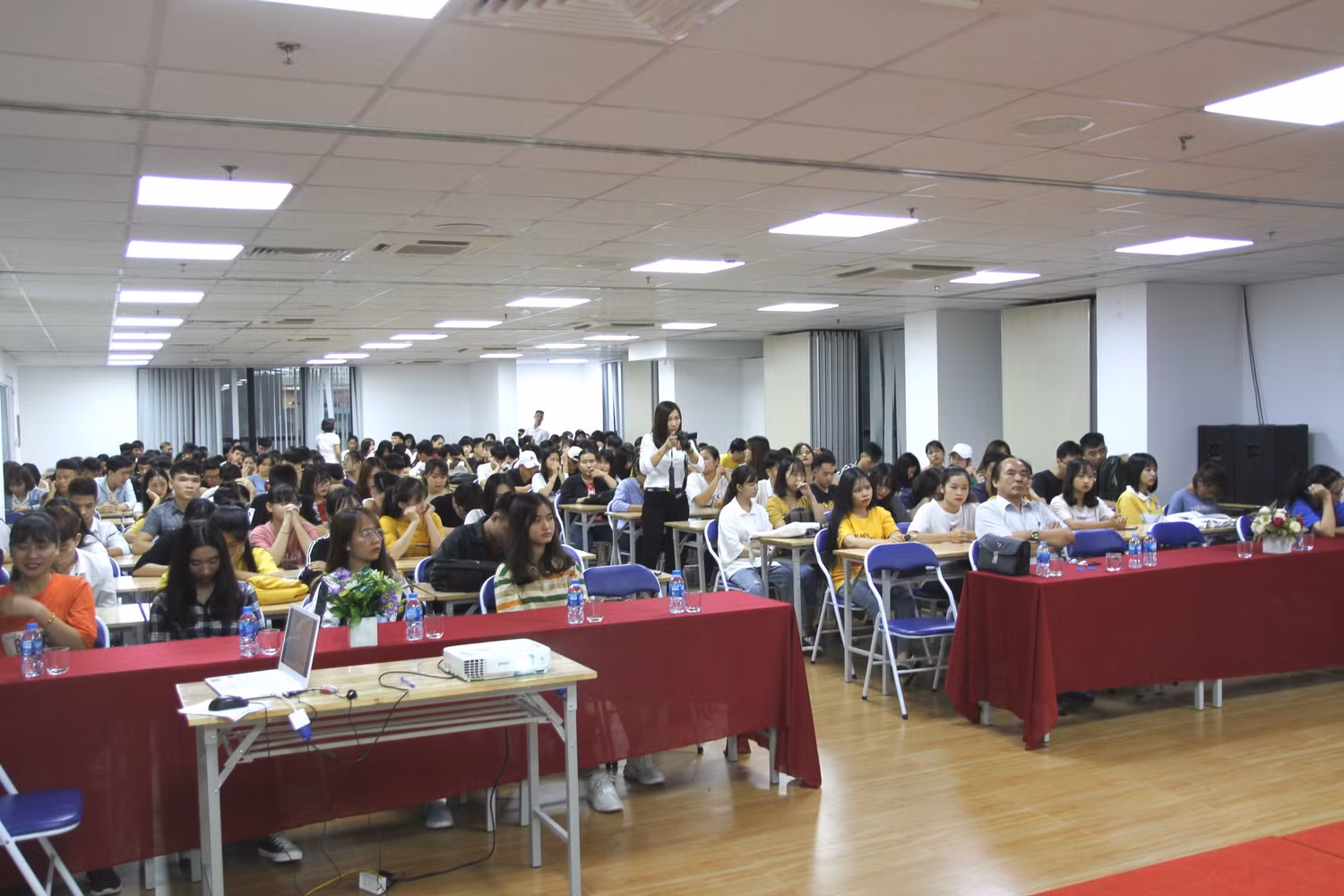 Hội thảo thu hút sinh viên, cán bộ, giảng viên Đại học Đông Đô khiến hội trường chật kín. Ảnh: Vũ Phương.