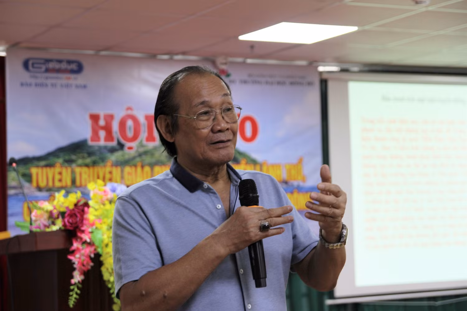 Diễn giả Trần Công Trục đưa ra những khái niệm pháp lý chuyên ngành giúp các bạn sinh viên Đại học Đông Đô hiểu đúng các vấn đề liên quan đến chủ quyền lãnh thổ, biên giới quốc gia, các quyền tài phán của quốc gia ven biển. Ảnh: Vũ Phương.