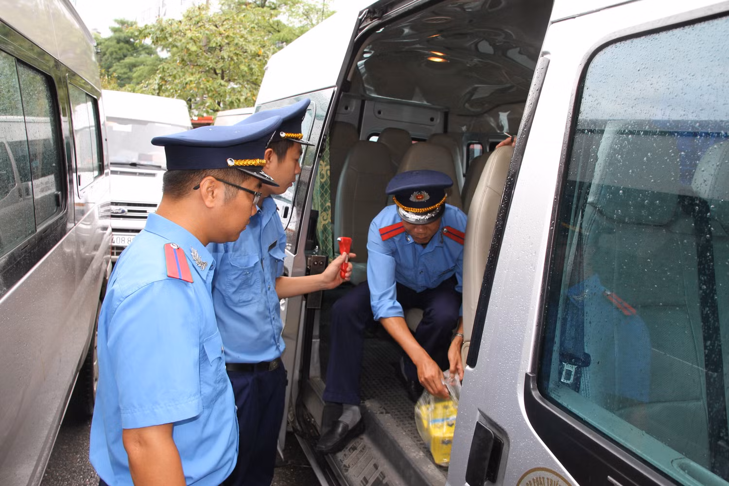 Cán bộ Đội Thanh tra giao thông quận Cầu Giấy kiểm tra chi tiết, kỹ càng các yêu cầu, điều kiện trên xe đưa đón học sinh trường Gateway. Ảnh: Vũ Phương.