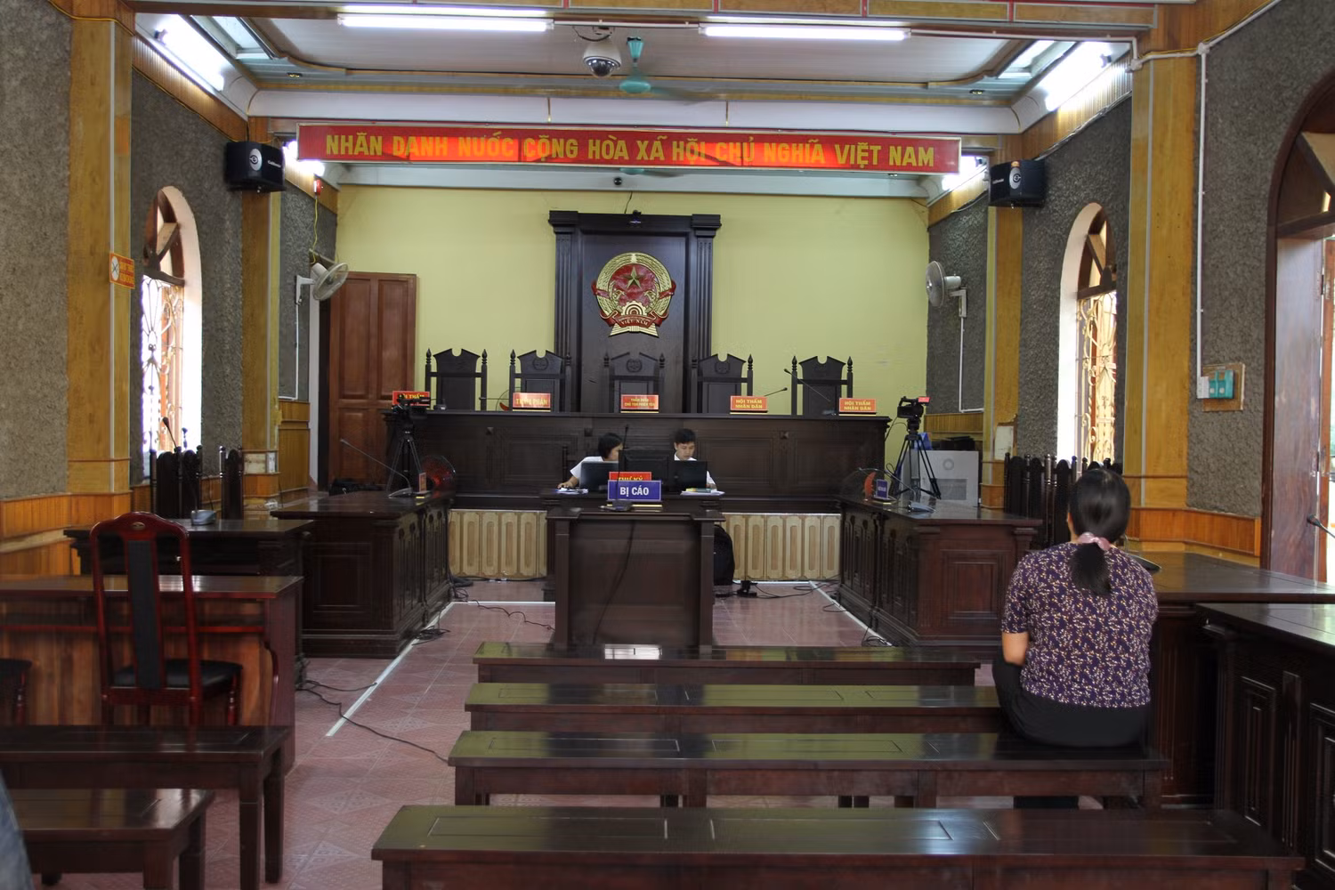 Phiên tòa ngày 16/9, bị cáo Cầm Thị Sun Bọn đến đầu tiên trong 8 bị cáo, còn rất nhiều nhân chứng quan trọng không đến như ông Hoàng Tiến Đức, nguyên Giám đốc Sở Giáo dục và Đào tạo tỉnh Sơn La. Ảnh: Vũ Phương.