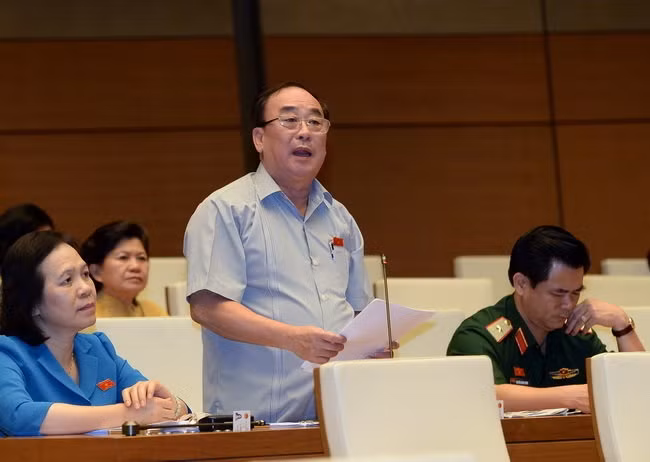 Đại biểu Trần Ngọc Vinh cho rằng, hình thức xử lý cán bộ, đảng viên có con được nâng điểm thi bằng hình thức kỷ luật, yêu cầu kiểm điểm sâu sắc, nghiêm túc rút kinh nghiệm là quá nhẹ, không thuyết phục dư luận. Ảnh: Quốc Hội.