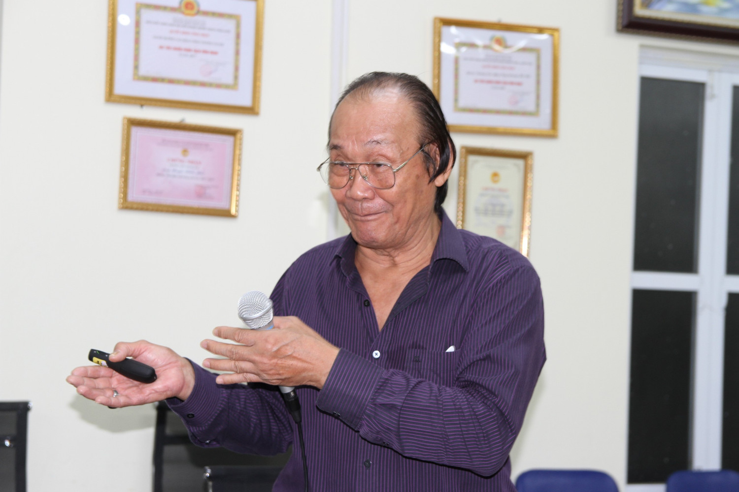 Chuyên gia Trần Công Trục cho rằng, các bạn sinh viên, thế hệ trẻ phải hết sức tỉnh táo khi phản đối, đấu tranh với những hành động vi phạm luật pháp quốc tế trên Biển Đông. Ảnh: Vũ Phương.