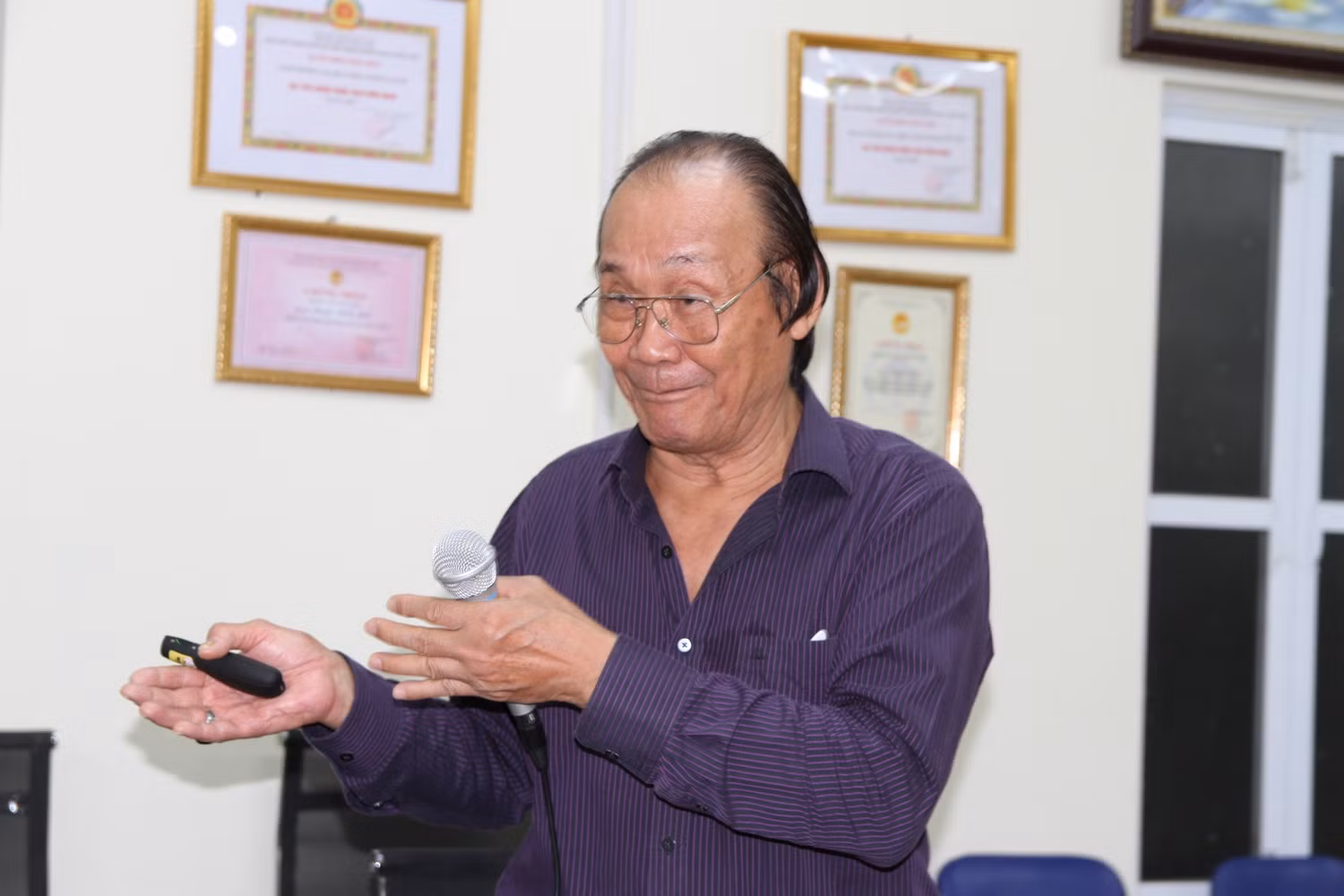 Chuyên gia Trần Công Trục cho rằng, các bạn sinh viên, thế hệ trẻ phải hết sức tỉnh táo khi phản đối, đấu tranh với những hành động vi phạm luật pháp quốc tế trên Biển Đông. Ảnh: Vũ Phương. Chuyên gia Trần Công Trục cho rằng, các bạn sinh viên, thế hệ trẻ phải hết sức tỉnh táo khi phản đối, đấu tranh với những hành động vi phạm luật pháp quốc tế trên Biển Đông. Ảnh: Vũ Phương.