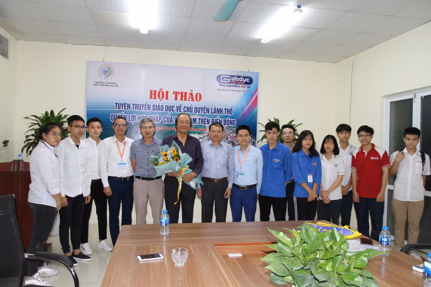 Lãnh đạo, cán bộ, sinh viên Trường Cao đẳng Công Thương chụp ảnh lưu niệm với Tiến sĩ Trần Công Trục kết thúc Hội thảo. Ảnh: Vũ Phương. Lãnh đạo, cán bộ, sinh viên Trường Cao đẳng Công Thương chụp ảnh lưu niệm với Tiến sĩ Trần Công Trục kết thúc Hội thảo. Ảnh: Vũ Phương.