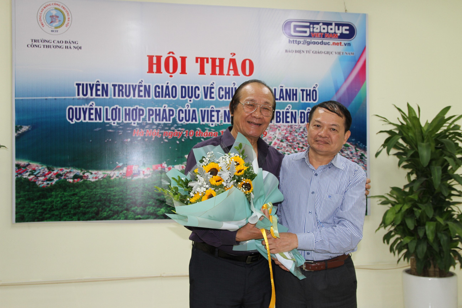 Thầy Đỗ Thanh Duy, Bí thư Chi bộ, Phó Hiệu trưởng Trường Cao đẳng Công Thương Hà Nội tặng hoa cảm ơn diễn giả, chuyên gia, Tiến sĩ Trần Công Trục. Ảnh: Vũ Phương.