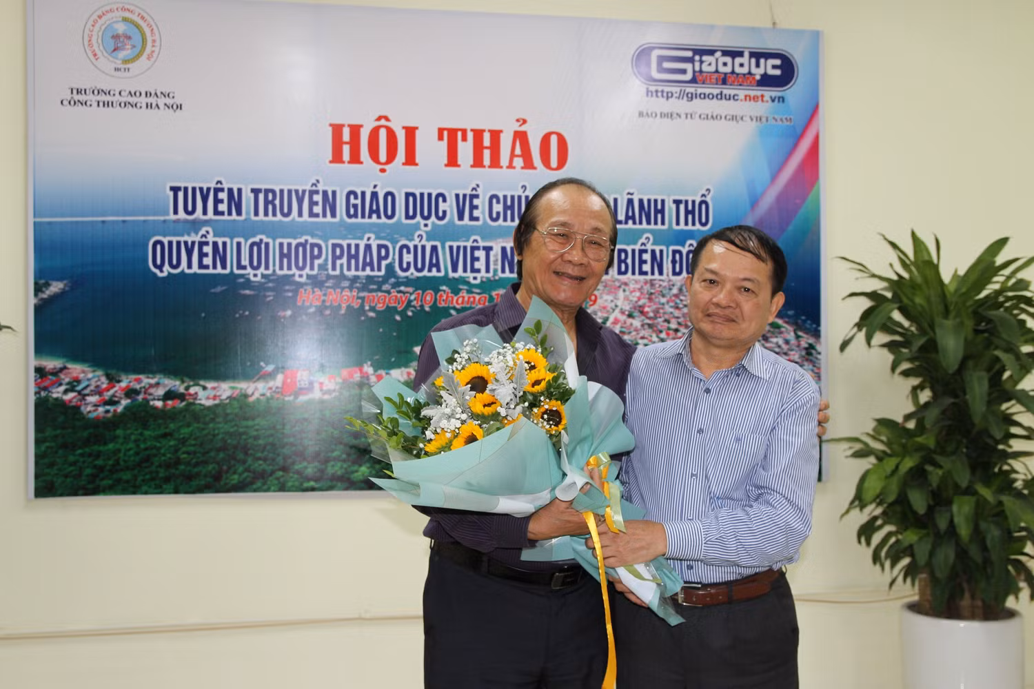 Thầy Đỗ Thanh Duy, Bí thư Chi bộ, Phó Hiệu trưởng Trường Cao đẳng Công Thương Hà Nội tặng hoa cảm ơn diễn giả, chuyên gia, Tiến sĩ Trần Công Trục. Ảnh: Vũ Phương. Thầy Đỗ Thanh Duy, Bí thư Chi bộ, Phó Hiệu trưởng Trường Cao đẳng Công Thương Hà Nội tặng hoa cảm ơn diễn giả, chuyên gia, Tiến sĩ Trần Công Trục. Ảnh: Vũ Phương.