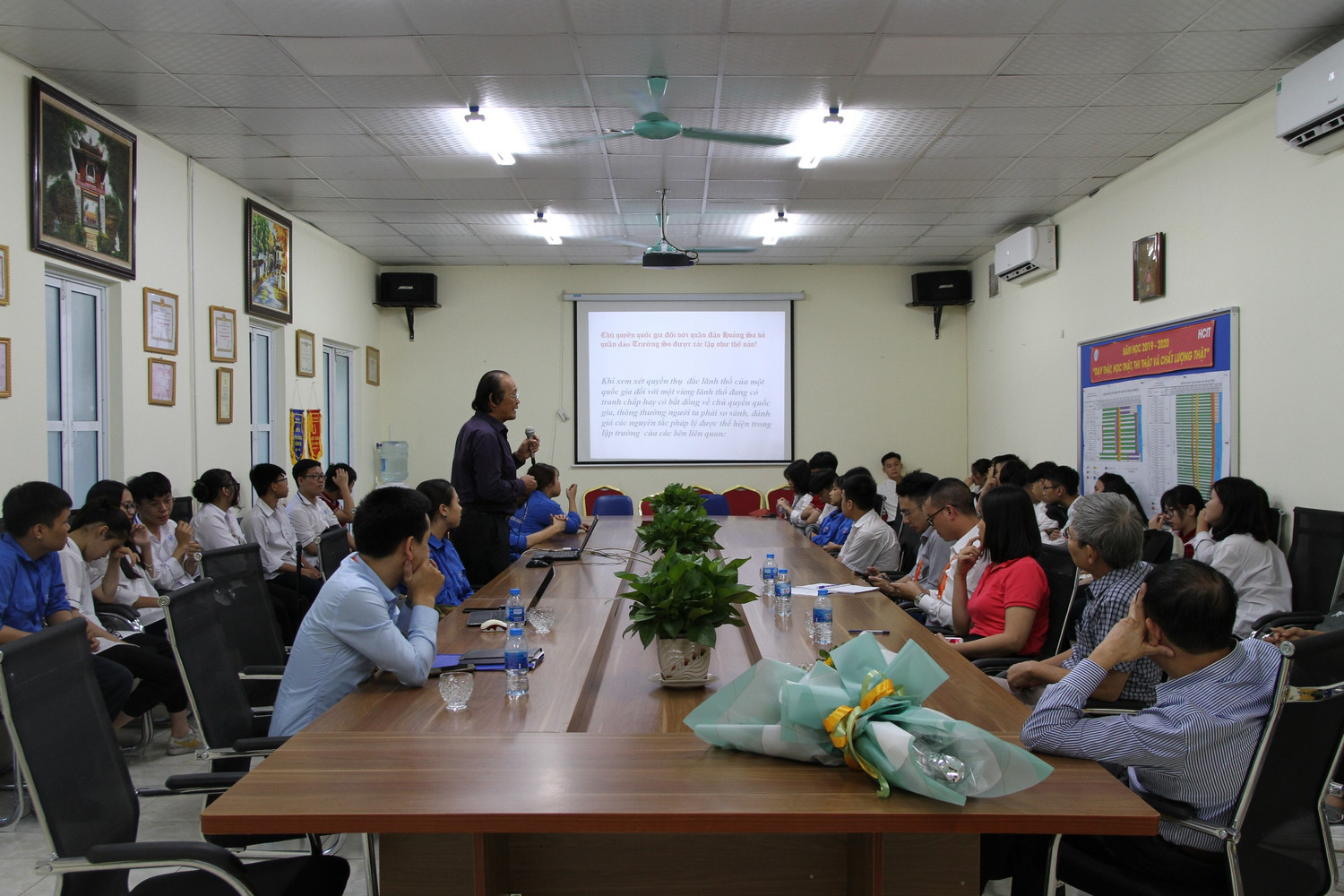 Sinh viên, cán bộ, lãnh đạo Trường Cao đẳng Công Thương Hà Nội chăm chú lắng nghe diễn giả trình bày, phân tích những khái niệm pháp lý theo luật pháp quốc tế. Ảnh: Vũ Phương.