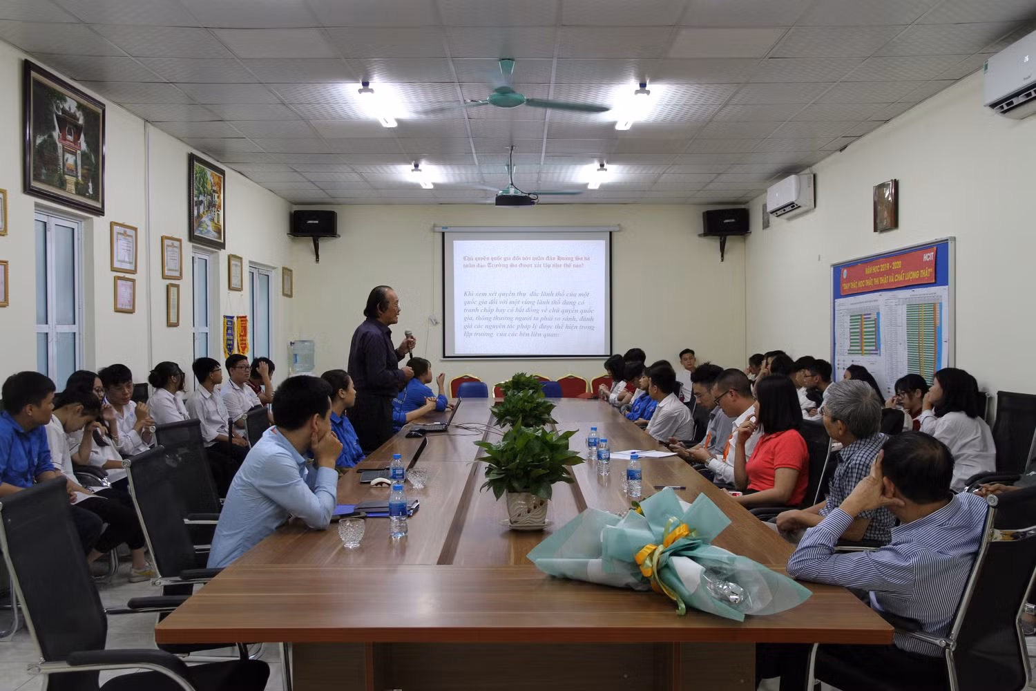 Sinh viên, cán bộ, lãnh đạo Trường Cao đẳng Công Thương Hà Nội chăm chú lắng nghe diễn giả trình bày, phân tích những khái niệm pháp lý theo luật pháp quốc tế. Ảnh: Vũ Phương. Sinh viên, cán bộ, lãnh đạo Trường Cao đẳng Công Thương Hà Nội chăm chú lắng nghe diễn giả trình bày, phân tích những khái niệm pháp lý theo luật pháp quốc tế. Ảnh: Vũ Phương.