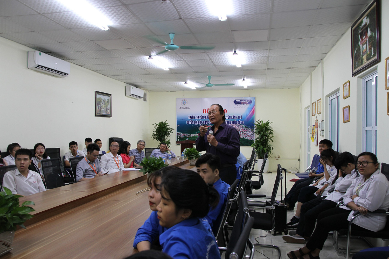 Tiến sĩ Trần Công Trục phân tích những khái niệm pháp lý, kiến thức cơ bản về chủ quyền, quyền chủ quyền và quyền tài phán của Việt Nam trên Biển Đông. Ảnh: Vũ Phương.