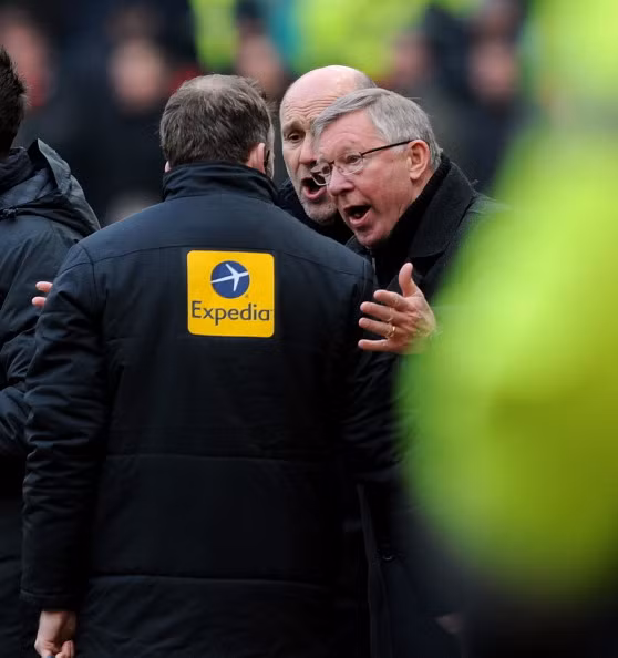Sir Alex khiếu nại với trọng tài về tình huống Kagawa bị ngã trong vòng cấm. Sir Alex khiếu nại với trọng tài về tình huống Kagawa bị ngã trong vòng cấm.