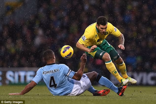 Mới hồi tháng 12 năm 2012, Kompany cũng có một pha ‘chặt chém với cầu thủ Bradley Johnson của CLB Norwich nhưng một lần nữa thoát thẻ đỏ.