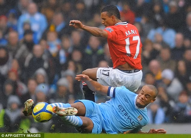 Hồi tháng 1 năm 2012, trong trận đấu ở FA Cup với Man United, Kompany vào bóng bằng cả 2 chân với Luis Nani, mặc dù tiền vệ của Man United đã kịp nhảy tránh nhưng trọng tài Chris Foy vẫn quyết định rút thẻ đỏ với đội trưởng chủ nhà. Mất Kompany khiến Man City phải chịu thất bại nhục nhã trước người hàng xóm ngay trên sân nhà.