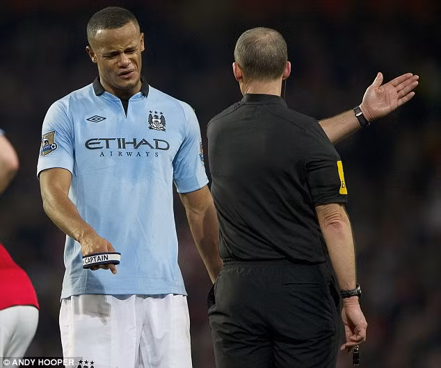 Phút thứ 75 trận đại chiến giữa Arsenal và Man City trên sân Emirates, trong tài Mike Dean đã không ngần ngại rút thẻ đỏ trút quyền thi đấu của đội trưởng Vincent Kompany sau sau cú tắc bóng thô bạo quá mức cần thiết với tiền vệ Jack Wilshere.