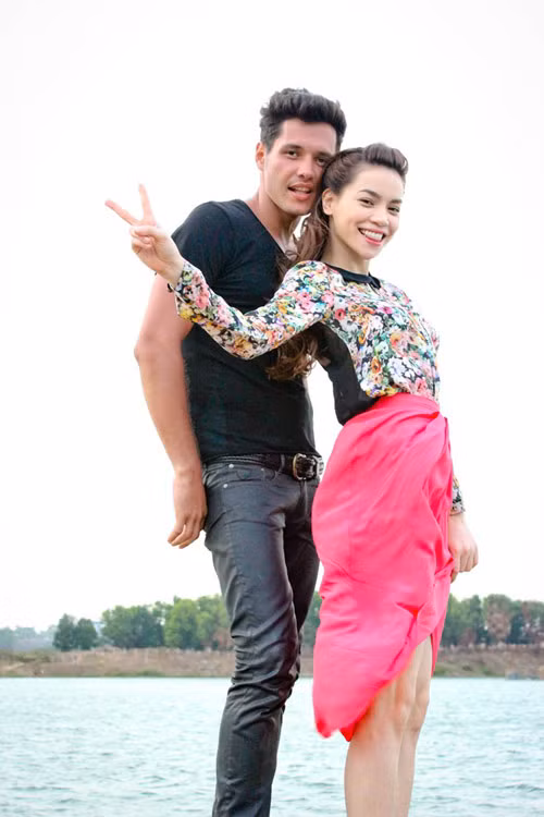 Chắc chắn style này sẽ trở thành xu hướng hot của các cô nàng ưa thích vẻ đẹp ngọt ngào, cổ điển. Xem thêm: Style Hồ Ngọc Hà / Thời trang công sở / Váy xinh