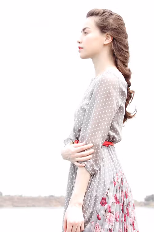 Chất liệu chiffon nhẹ nhàng tôn lên vóc dáng ngọc ngà của người đẹp. Xem thêm: Style Hồ Ngọc Hà / Thời trang công sở / Váy xinh