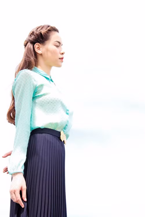 Đẹp ngọt ngào và đậm chất cổ điển, từ góc nhìn nghiêng trông Hà Hồ chẳng khác nào mỹ nữ thập niên 60. Xem thêm: Style Hồ Ngọc Hà / Thời trang công sở / Váy xinh