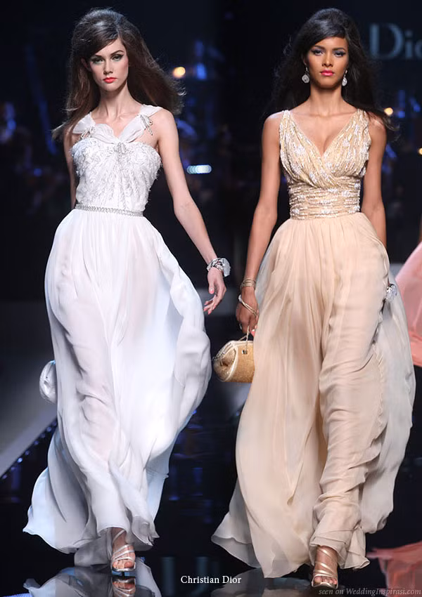 Nhà thiết kế Dior, qua đời năm 1957, nổi tiếng bởi đã sáng tạo ra phong cách New Look đầy lãng mạn với những thiết kế kiểu đẩy ngực cao, eo bó sát, phần chân váy xòe rộng, dài vào năm 1947. (Ảnh: ML) Xem thêm: Thời trang công sở/ Váy dạ hội/ Váy xinh chào hè/ Thời trang Sao.