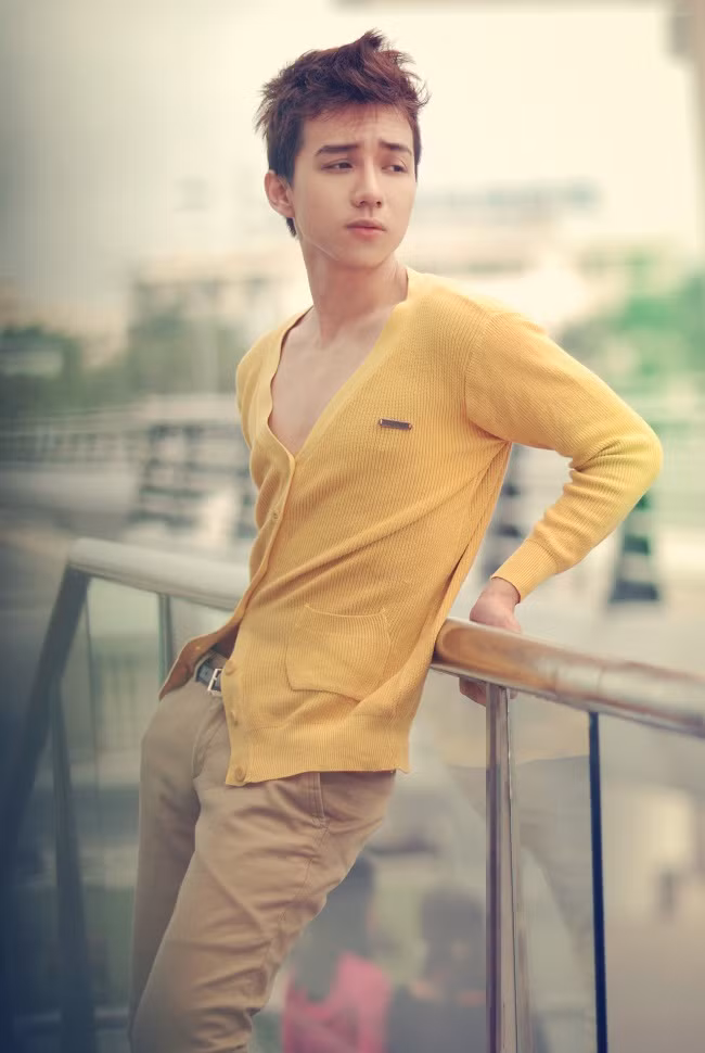 Anh chàng sinh năm 1991 này hiện đang là teen model đắt giá của nhiều tạp chí dành cho giới trẻ như Hoa Học Trò 2, Thế giới học đường, Yeah1, Sinh Viên. Đơn giản với quần thô mềm và áo len mỏng màu vàng mơ, Vĩnh Cường thể hiện sự trẻ trung, năng động. Stylist: Hoàng Long Photo: Panda Duong Make up: Hà My Fashion: Pham Collecsion (259 Phan Châu Trinh - TP. HCM) Xem thêm: Style thời trang mùa hè/ Sơ mi xinh cho dân công sở. Anh chàng sinh năm 1991 này hiện đang là teen model đắt giá của nhiều tạp chí dành cho giới trẻ như Hoa Học Trò 2, Thế giới học đường, Yeah1, Sinh Viên. Đơn giản với quần thô mềm và áo len mỏng màu vàng mơ, Vĩnh Cường thể hiện sự trẻ trung, năng động. Stylist: Hoàng Long Photo: Panda Duong Make up: Hà My Fashion: Pham Collecsion (259 Phan Châu Trinh - TP. HCM) Xem thêm: Style thời trang mùa hè/ Sơ mi xinh cho dân công sở.
