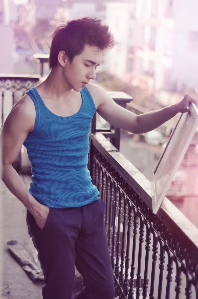 Trong style "Chàng trai mùa hè" Vĩnh Cường cho thấy vẻ trẻ trung, khỏe khoắn và hình thể đẹp. Stylist: Hoàng Long Photo: Panda Duong Make up: Hà My Fashion: Pham Collecsion (259 Phan Châu Trinh - TP. HCM) Xem thêm: Style thời trang mùa hè/ Sơ mi xinh cho dân công sở. Trong style "Chàng trai mùa hè" Vĩnh Cường cho thấy vẻ trẻ trung, khỏe khoắn và hình thể đẹp. Stylist: Hoàng Long Photo: Panda Duong Make up: Hà My Fashion: Pham Collecsion (259 Phan Châu Trinh - TP. HCM) Xem thêm: Style thời trang mùa hè/ Sơ mi xinh cho dân công sở.