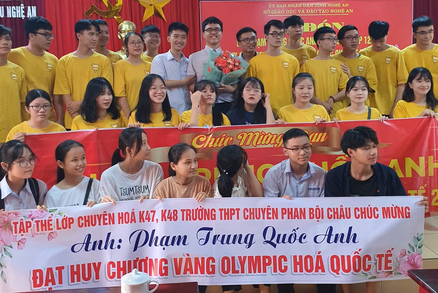 Phạm Trung Quốc Anh (cầm hoa) cùng bạn bè trong trong buổi lễ tại trường trung học phổ thông Phan Bội Châu. Ảnh: NVCC