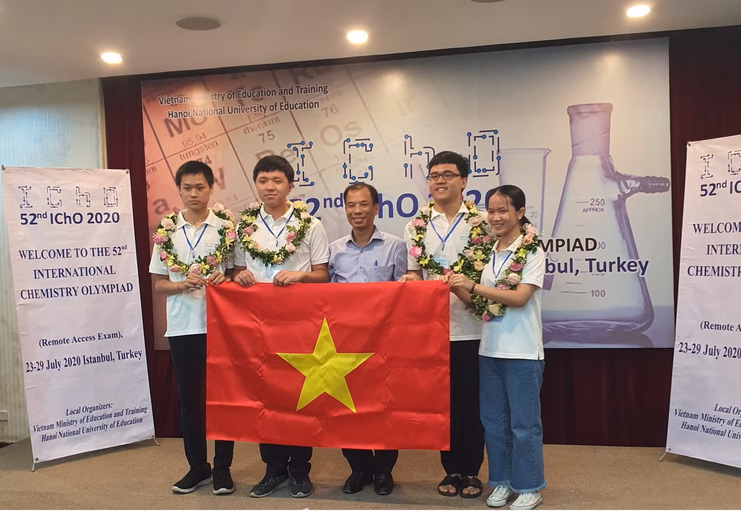 Phạm Trung Quốc Anh (thứ 2 từ phải sang) cùng đội tuyển Việt Nam trong kỳ thi Olympic Hóa học quốc tế 2020. Ảnh: NVCC