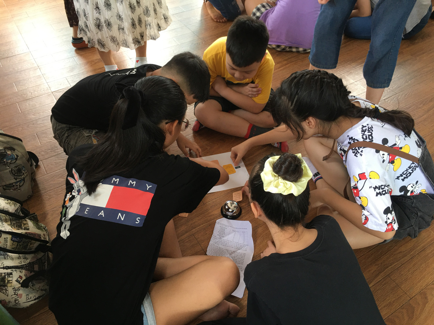 Học sinh tìm hiểu lịch sử theo một cách đặc biệt. Ảnh: NVCC
